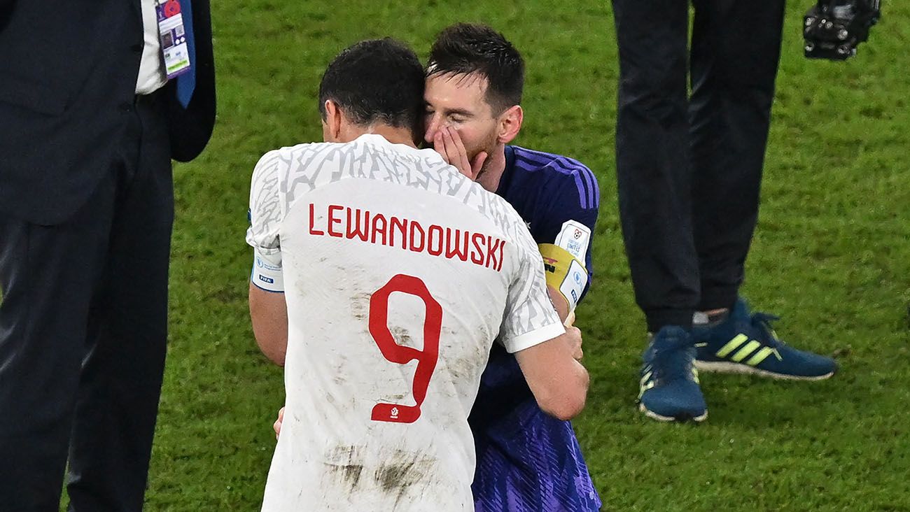 Robert Lewandowski y Leo Messi tras el Polonia-Argentina
