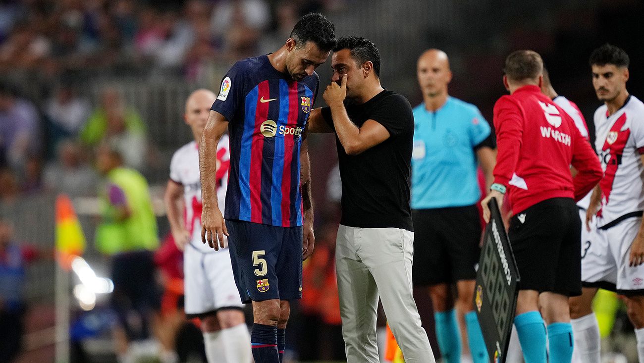 Xavi chatting with Busquets