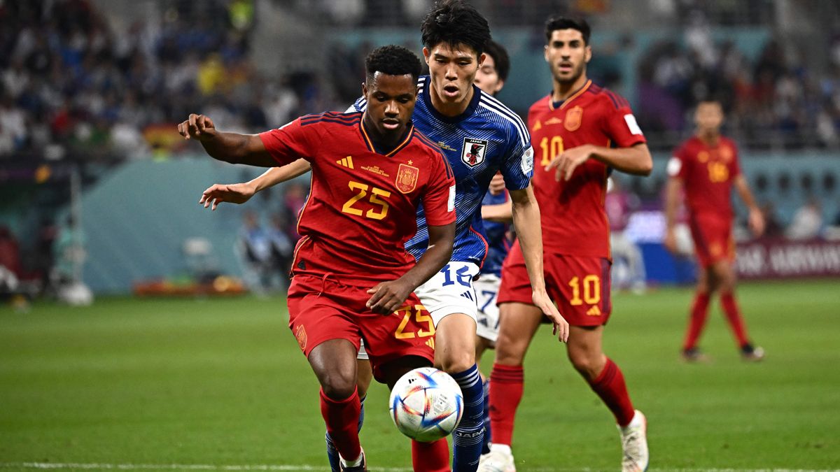 Ansu Fati y Takehiro Tomiyasu en la disputa de un balón en el Mundial