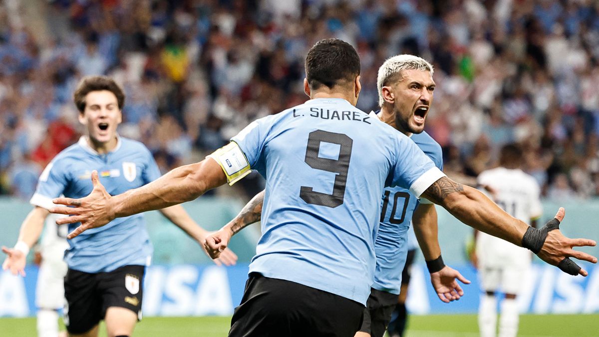 Giorgian de Arrascaeta y Luis Suárez celebran un gol de Uruguay 