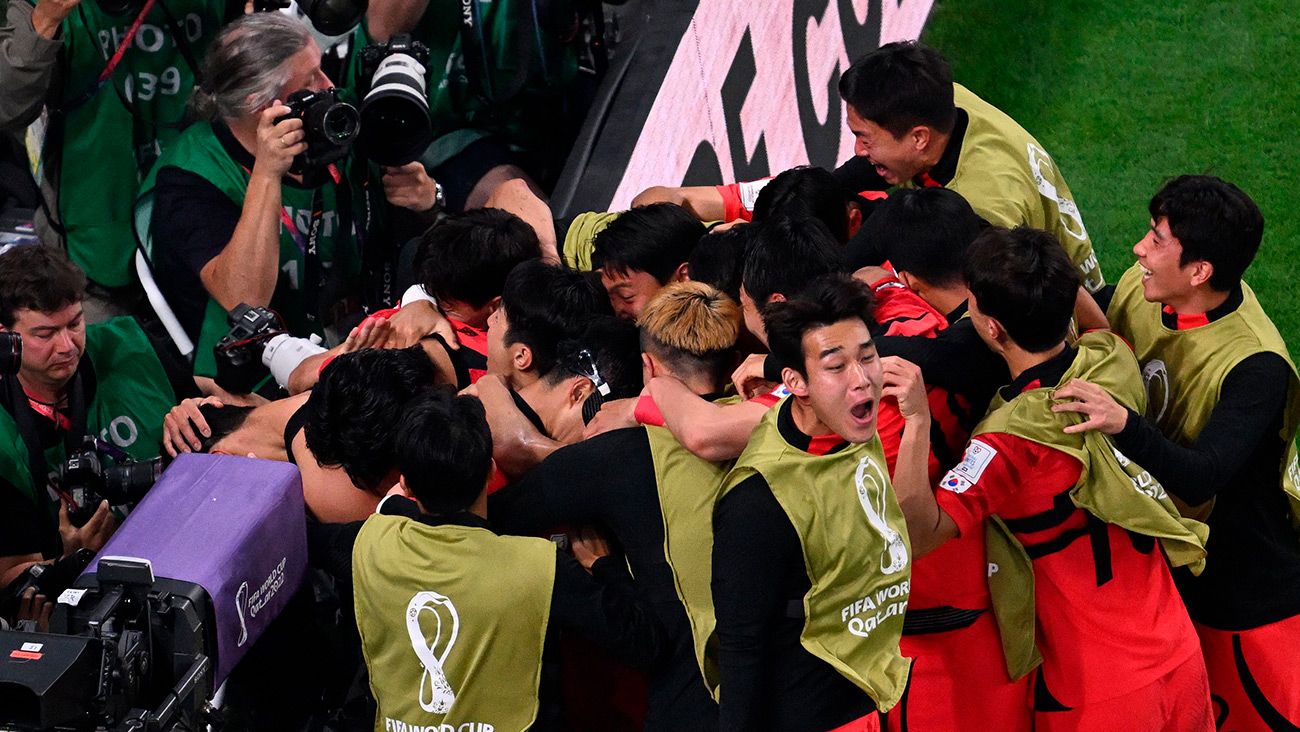 Jugadores Corea del Sur celebrna un gol