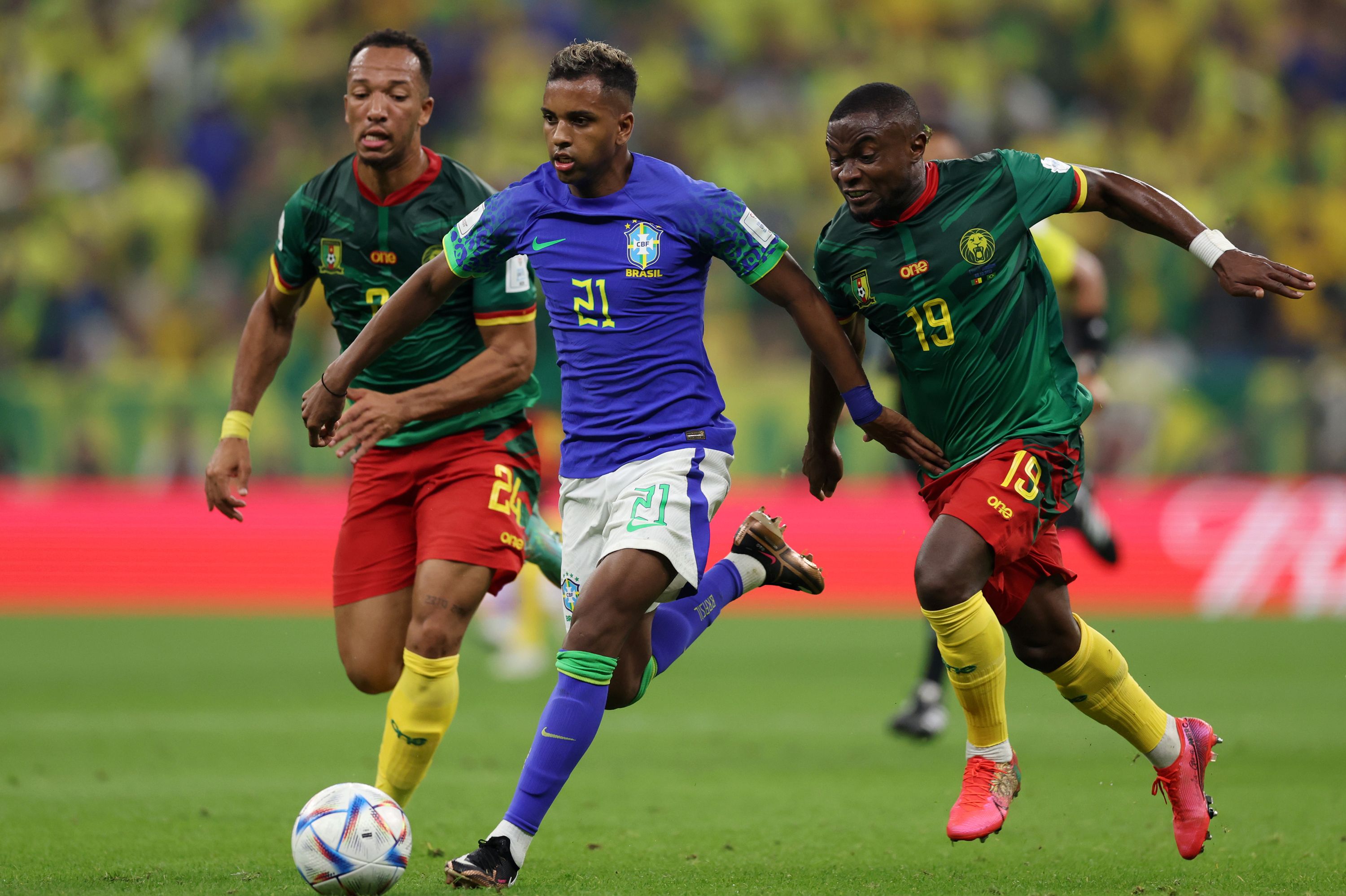 Collins Fai y Rodrygo en la disputa de un balón en el Camerún vs Brasil