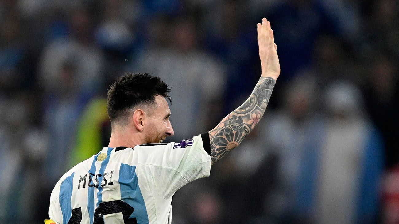 Leo Messi saluda a la afición tras el Argentina-Australia (2-1)