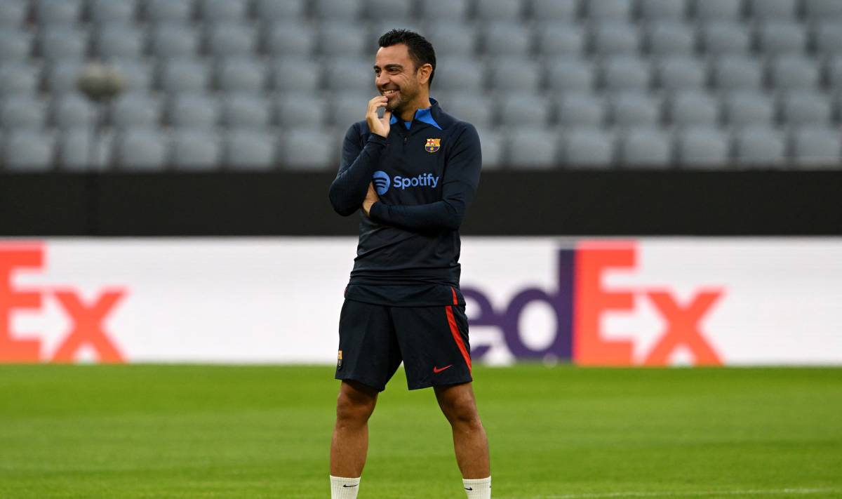 Xavi aheads a Barcelona training session