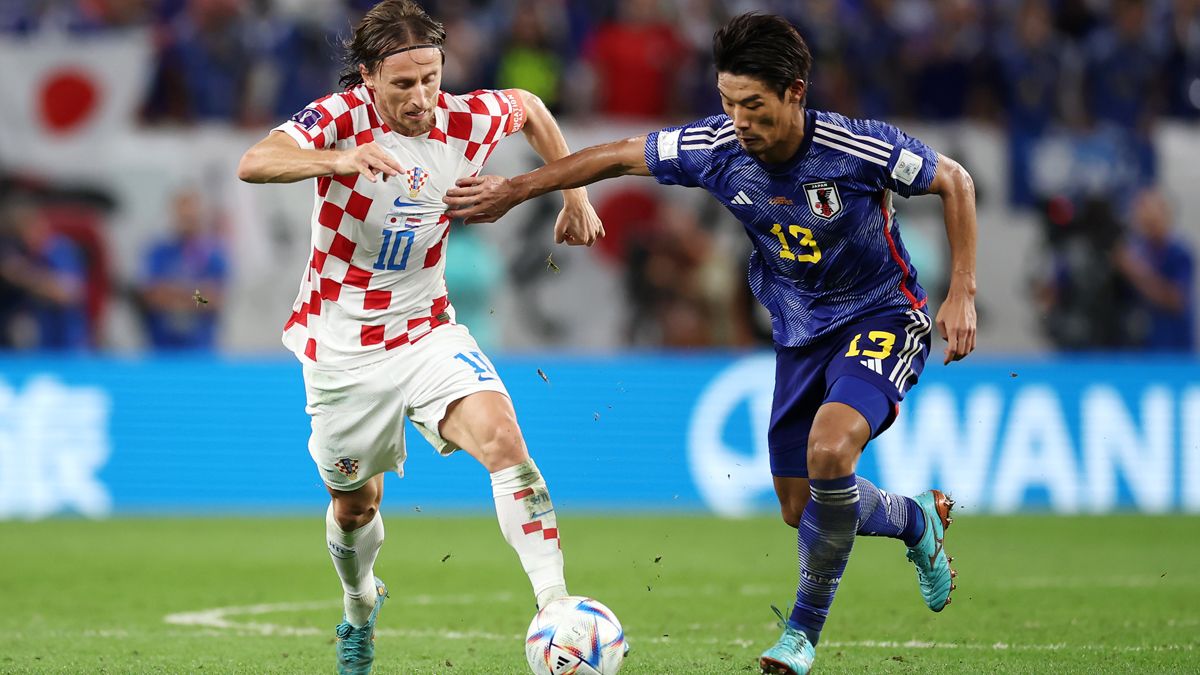 Hidemasa Morita y Luka Modric en la disputa de un balón en el Japón vs Croacia