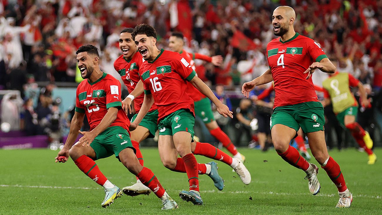 Moroccan players celebrate the victory against Spain (0-0, 3-0 p.)