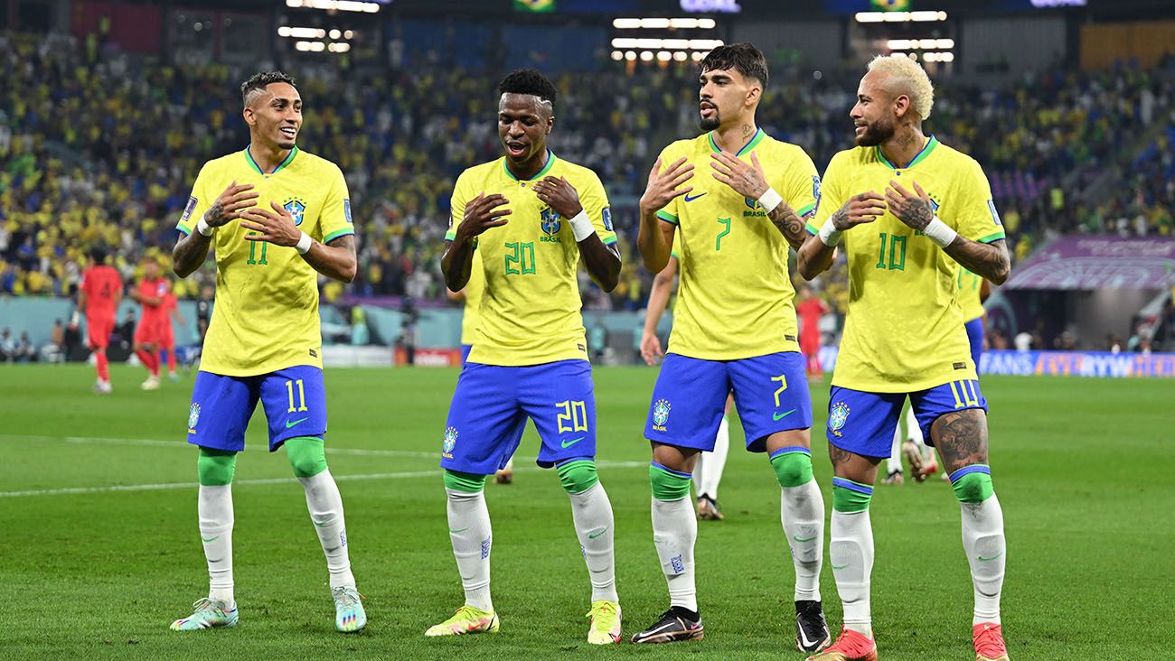 Raphinha, Vinicius, Lucas Paquetá y Neymar bailan en el partido ante Corea