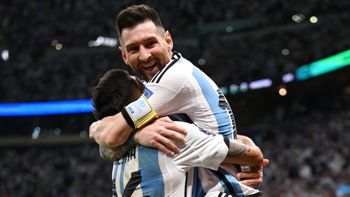Nahuel Molina y Leo Messi celebran un gol de Argentina