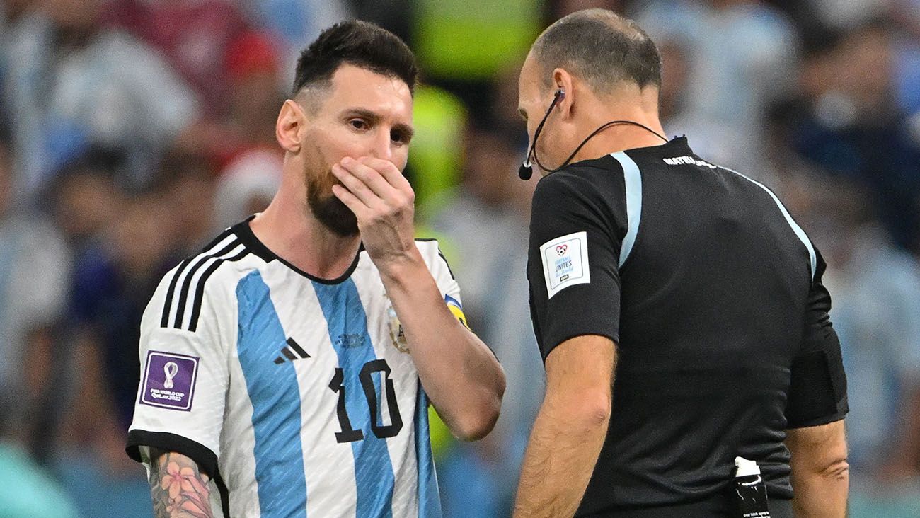 Leo Messi talks with Mateu Lahoz during the Netherlands-Argentina