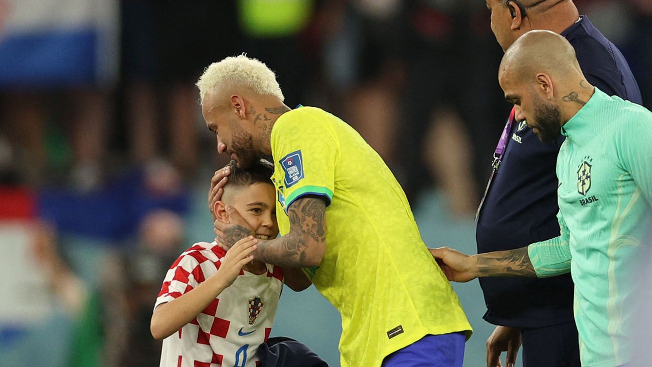 El hijo de Ivan Perisic consuela a Neymar tras la derrota ante Croacia