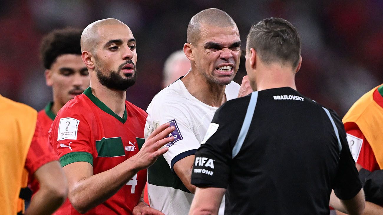 Pepe reclama al árbitro argentino Facundo Tello tras el Marruecos-Portugal