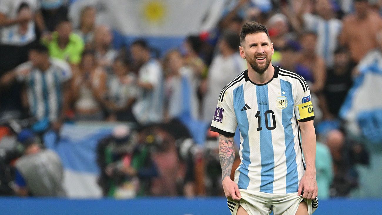 Leo Messi looks at the stands after the Netherlands-Argentina