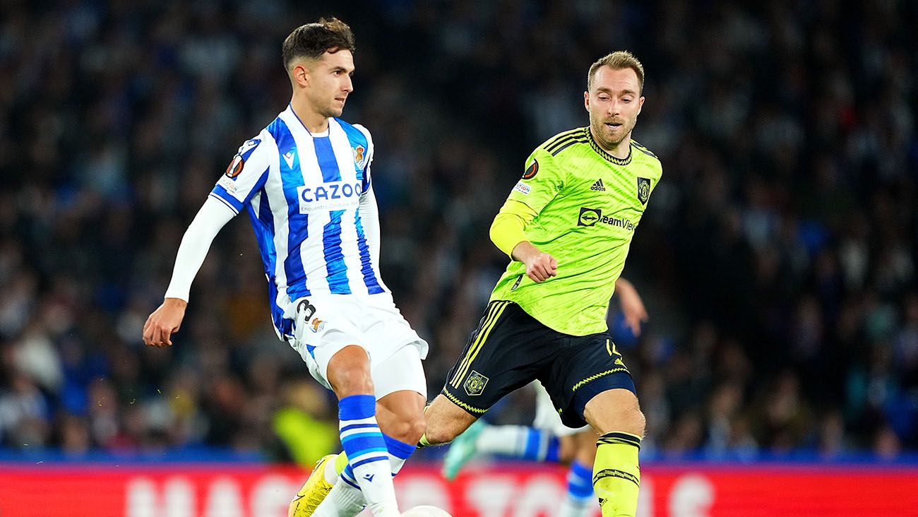 Martín Zubimendi en un partido ante el Manchester United