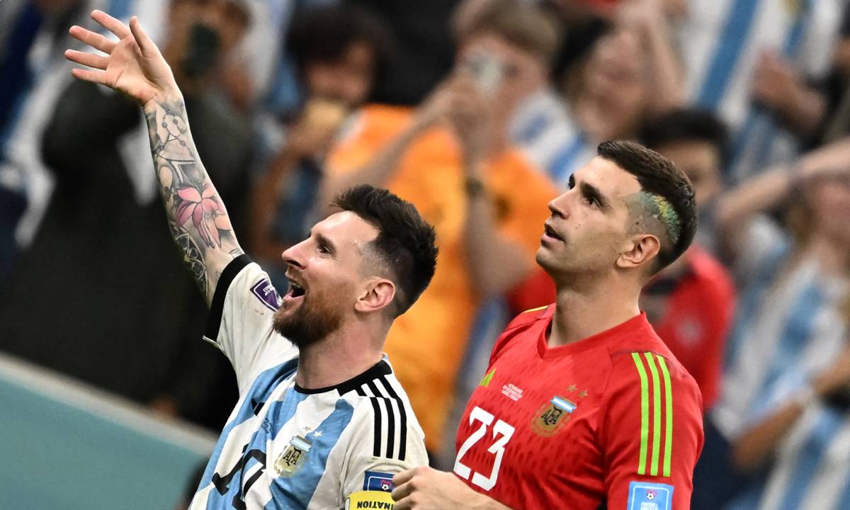 Leo Messi and Emiliano Martínez celebrate after defeating Netherlands