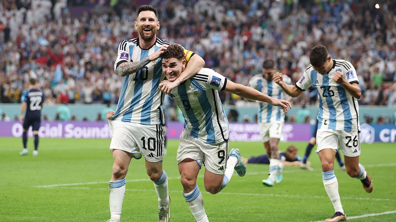 Julián Álvarez y Leo Messi festejan el segundo gol ante Croacia