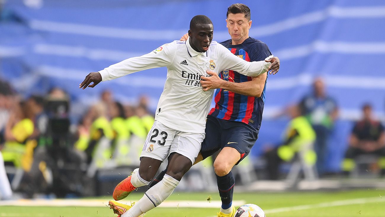 Ferland Mendy y Robert Lewandowski durante un partido