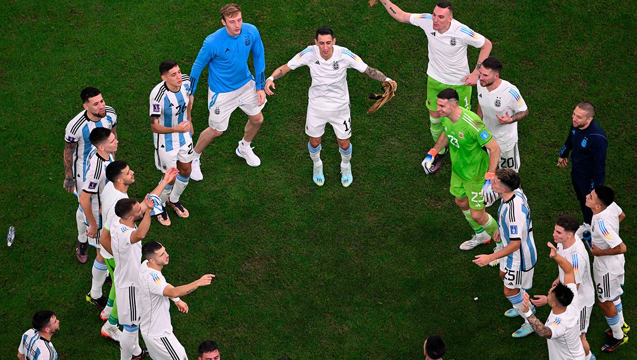 Jugadores de Argentina celebran la victoria ante Croacia
