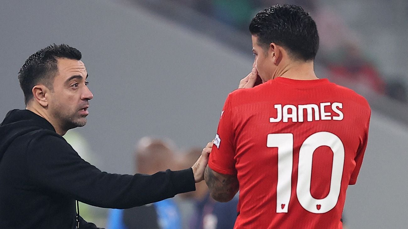 Xavi Hernández y James Rodríguez durante un partido en Qatar