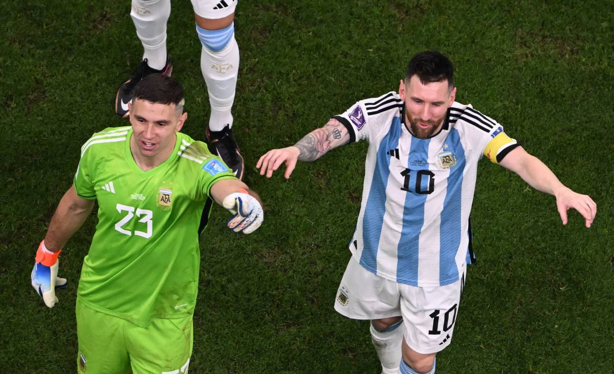 Emiliano Martínez and Lionel Messi after a match v Croatia