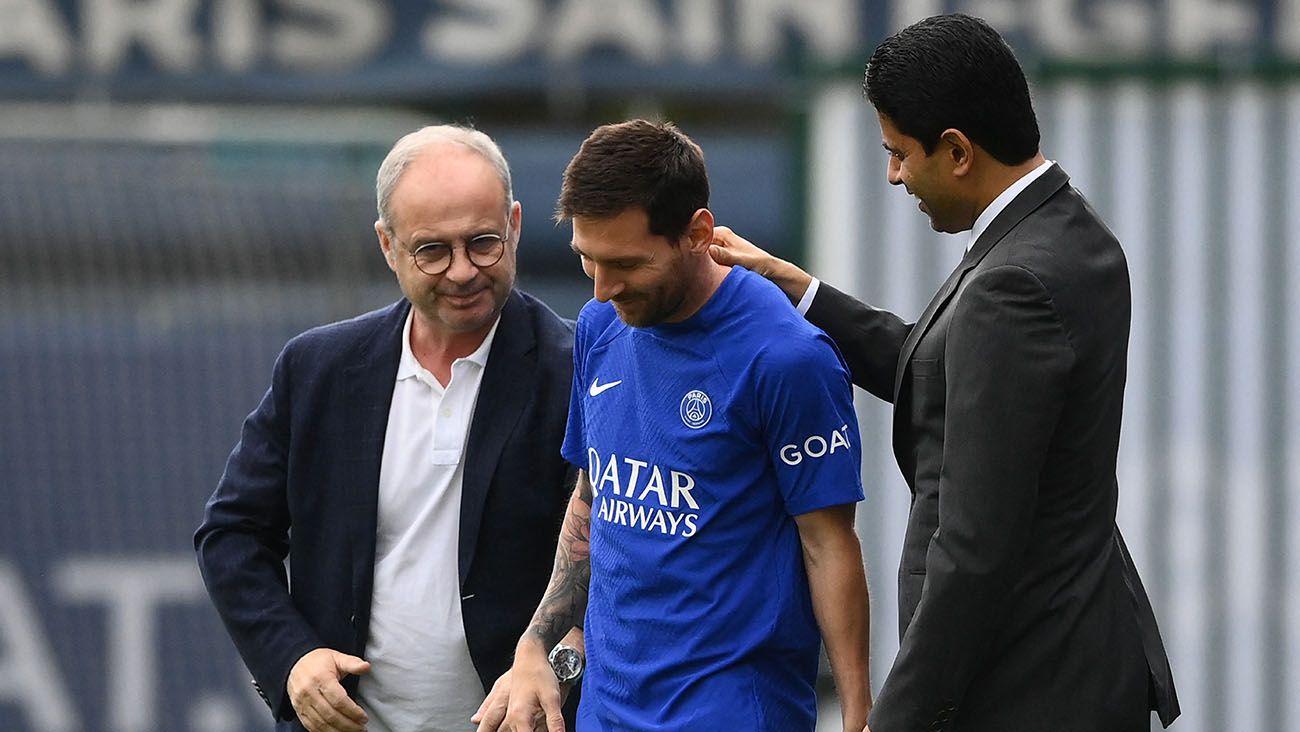 Leo Messi junto a Nasser Al-Khelaifi y Luis Campos