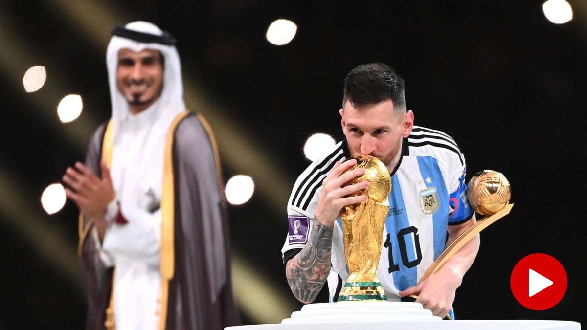 Leo Messi besa la Copa del Mundo