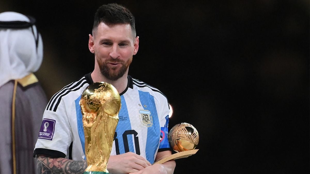 Leo Messi antes de alzar el trofeo del Mundial