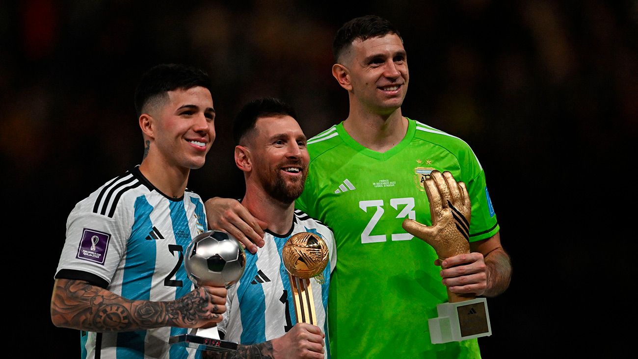 Enzo Fernández, Messi y el 'Dibu' Martínez recibiendo sus premios