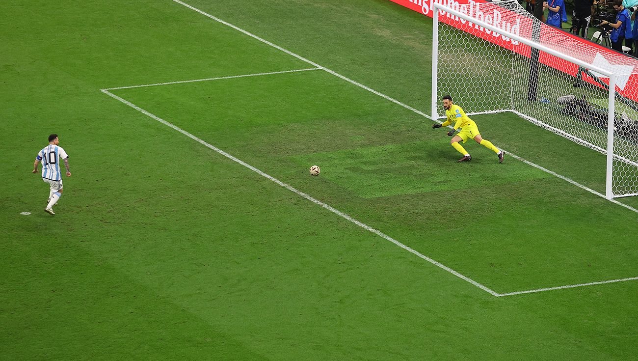 Lionel Messi anotando su penalti en la final ante Francia