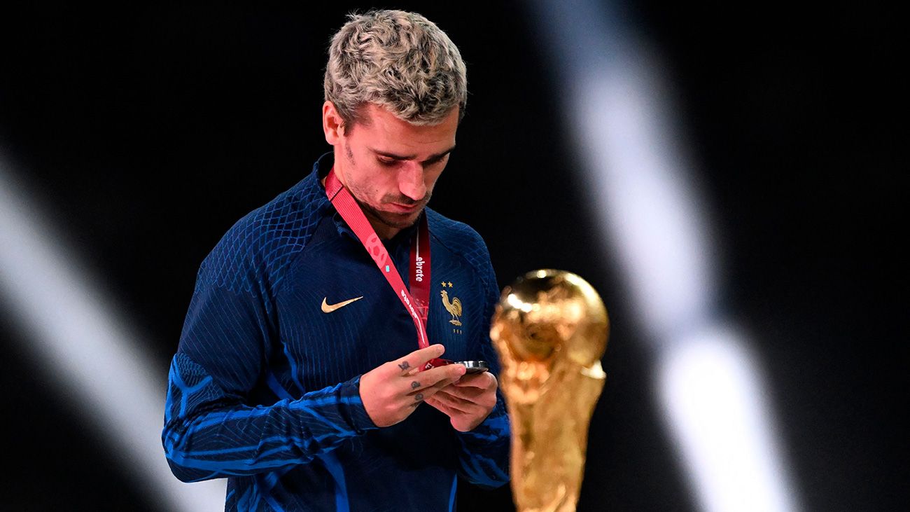 Antoine Griezmann observing the second place medal