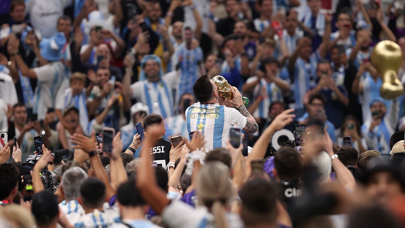 Messi besando la Copa del Mundo ante la afición