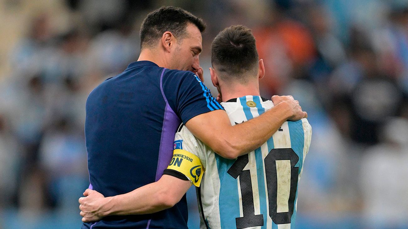 Scaloni charlando con Messi