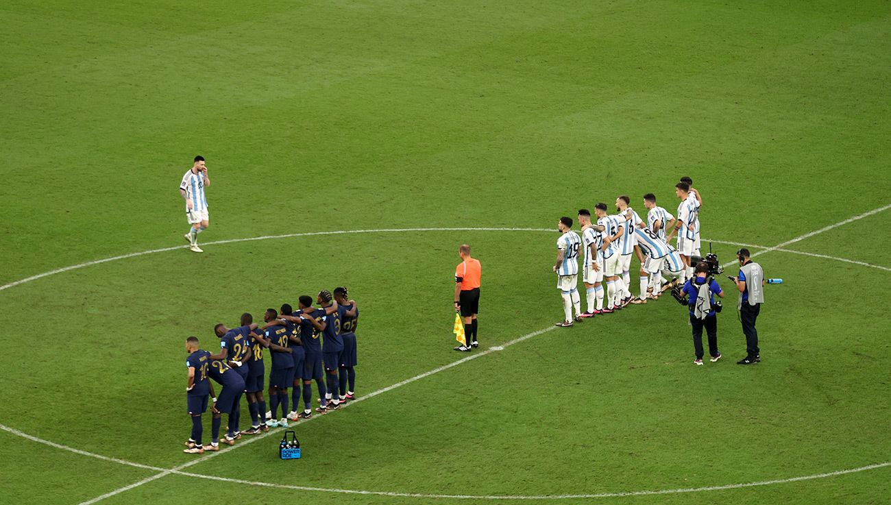 Jugadores de Francia y Argentina durante la tanda