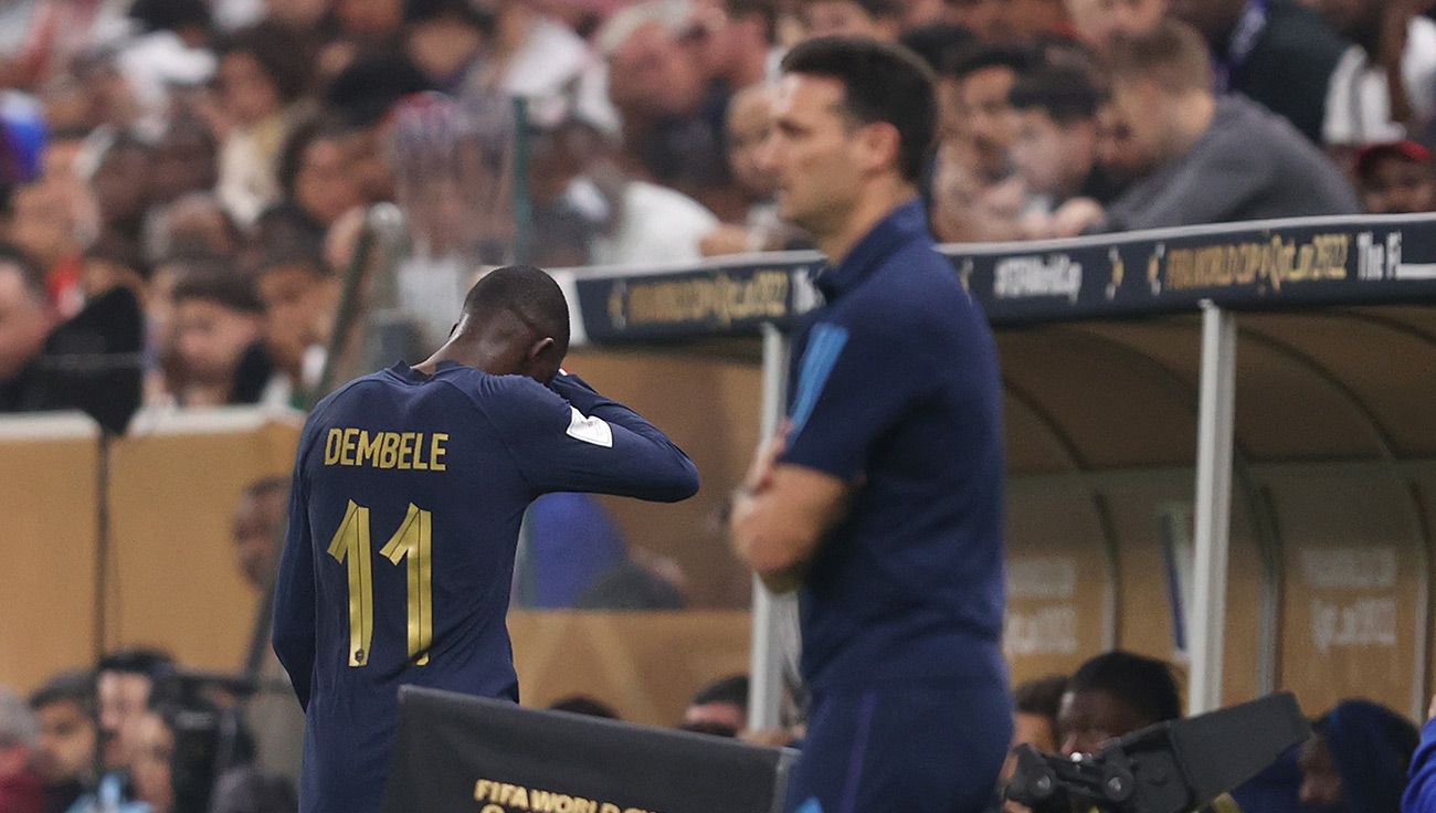 Ousmane Dembélé saliendo del partido ante Argentina