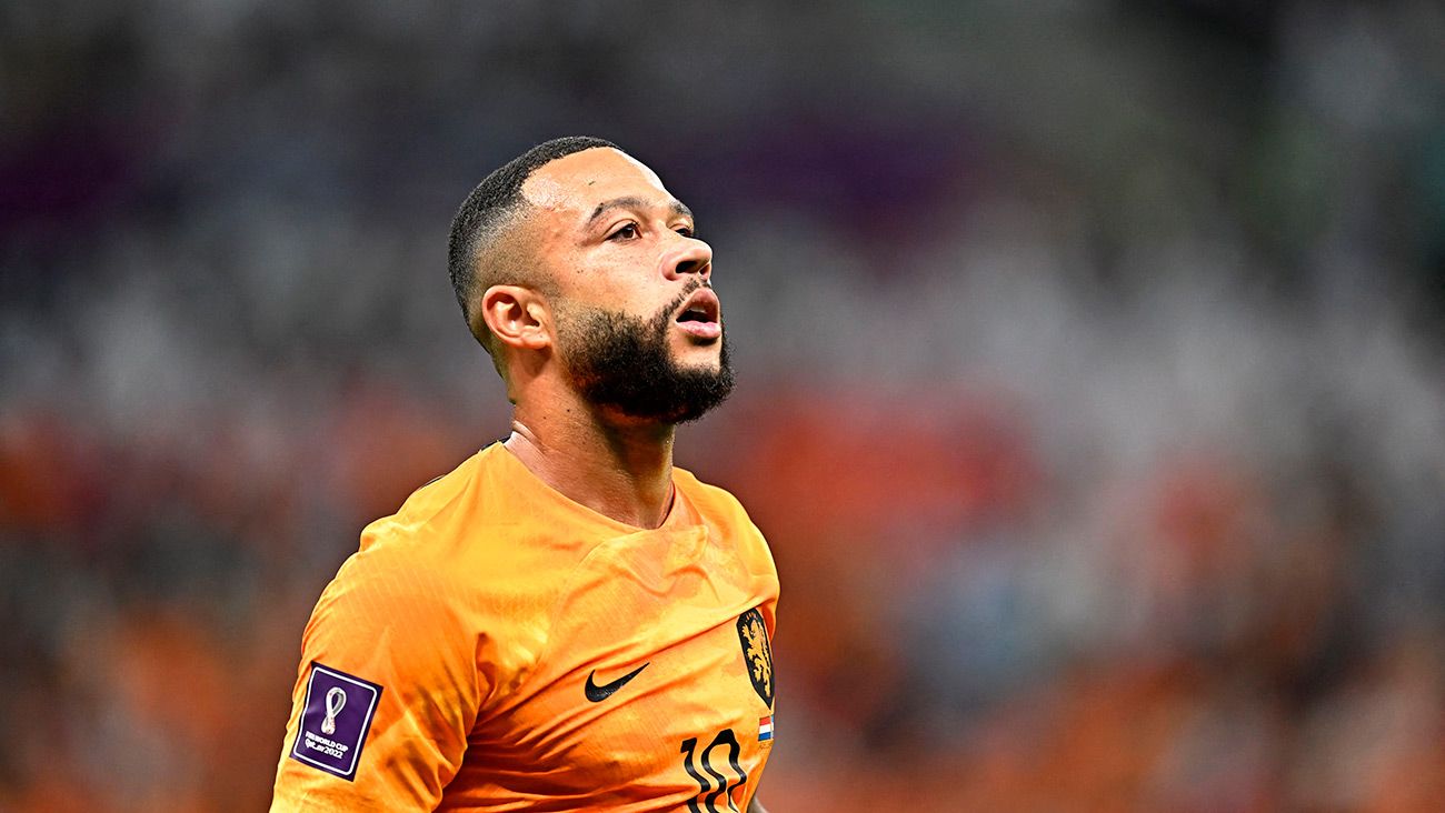 Memphis Depay durante un partido con Países Bajos