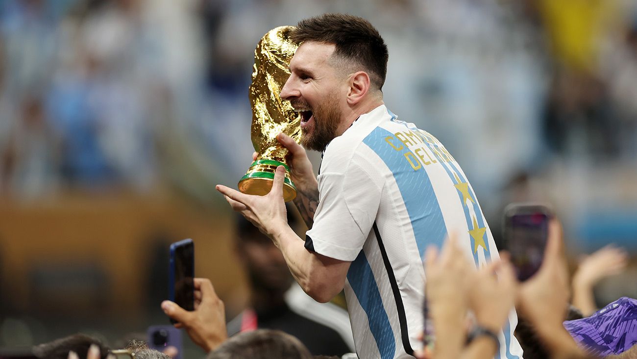 Lionel Messi con la Copa del Mundo