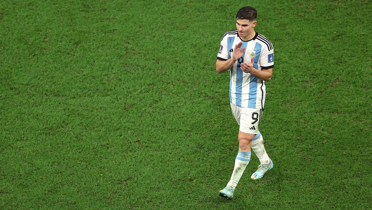 Julian Álvarez saliendo de cambio en el partido ante Francia