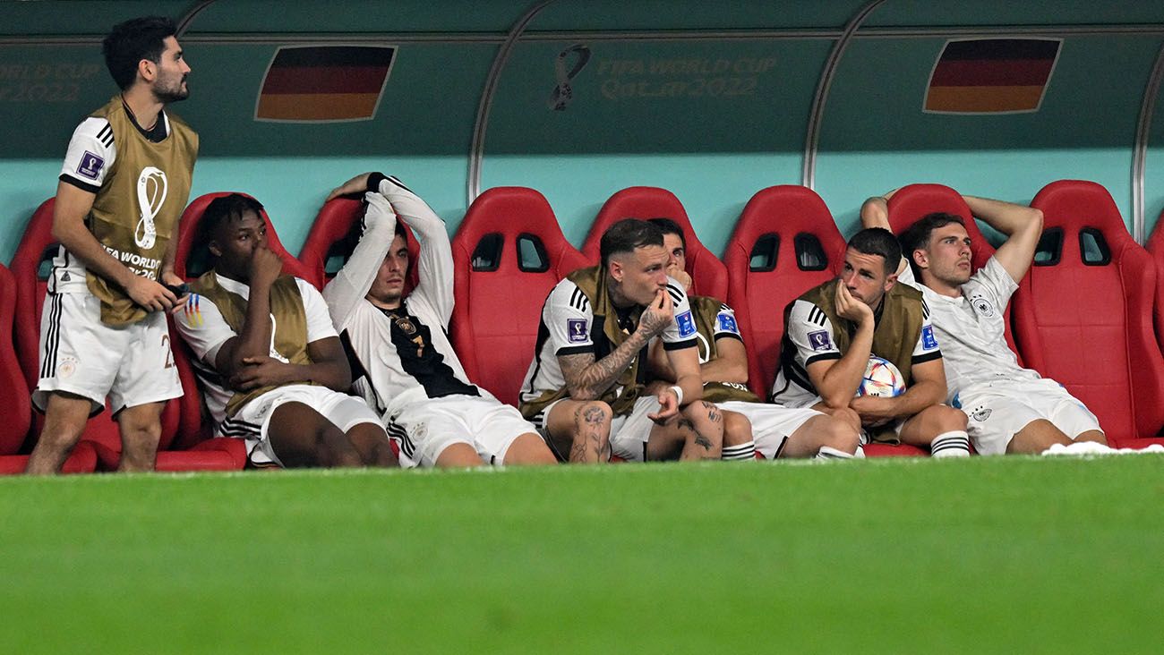 Jugadores de Alemania se lamentan en el banquillo tras su fracaso en la fase de grupos