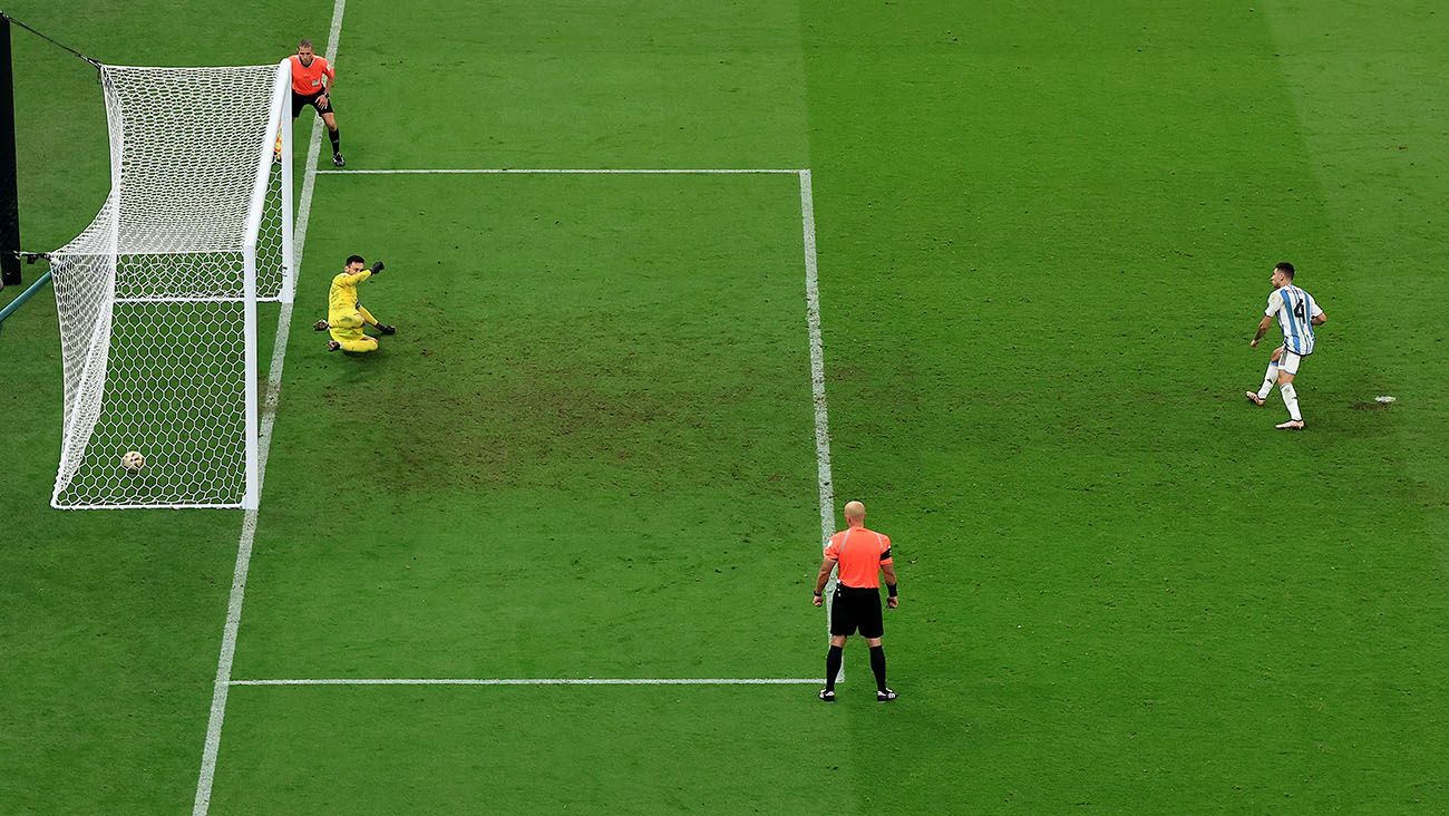 Gonzalo Montiel convierte el penalti del título ante Francia