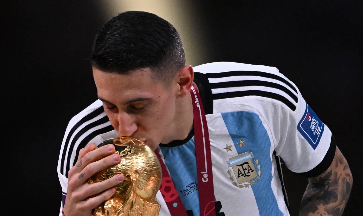 Di María besa la Copa del Mundo