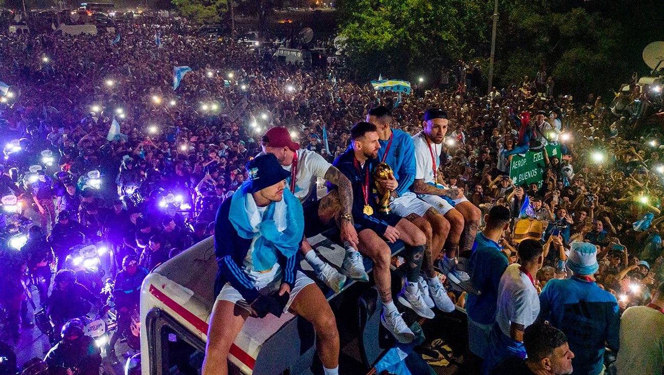Lionel Messi y los jugadores de Argentina llegando al país