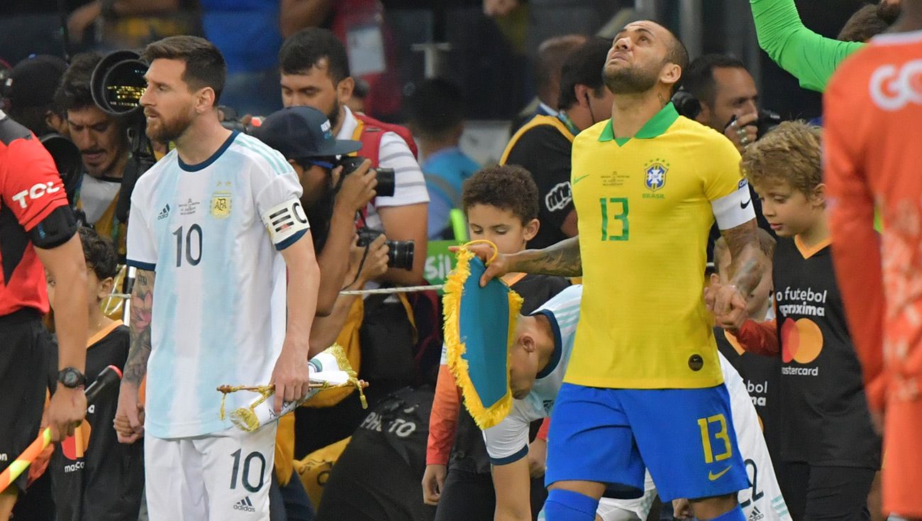 Lionel Messi y Dani Alves saliendo para un partido