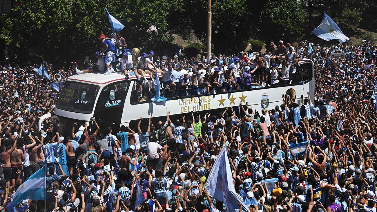 Jugadores de la selección argentina festejan en las calles de Buenos Aires