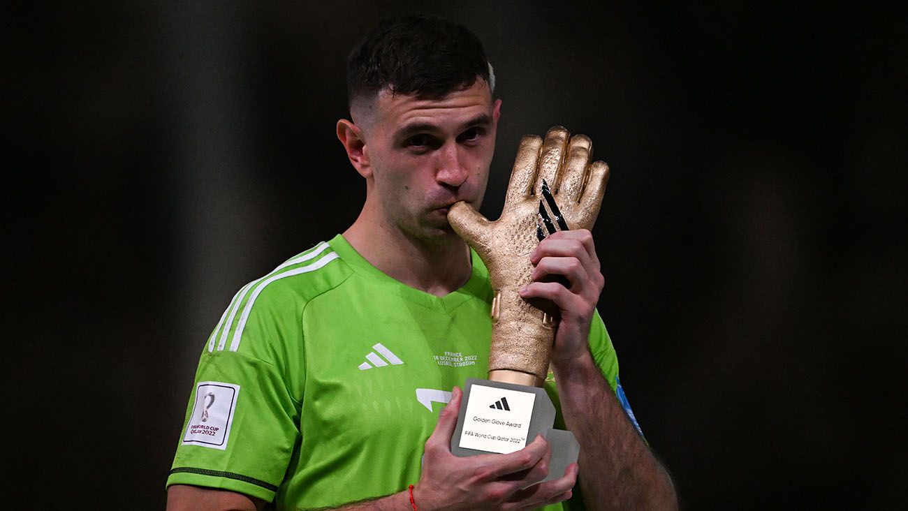 Emiliano 'Dibu' Martínez besa el Guante de Oro del Mundial de Qatar