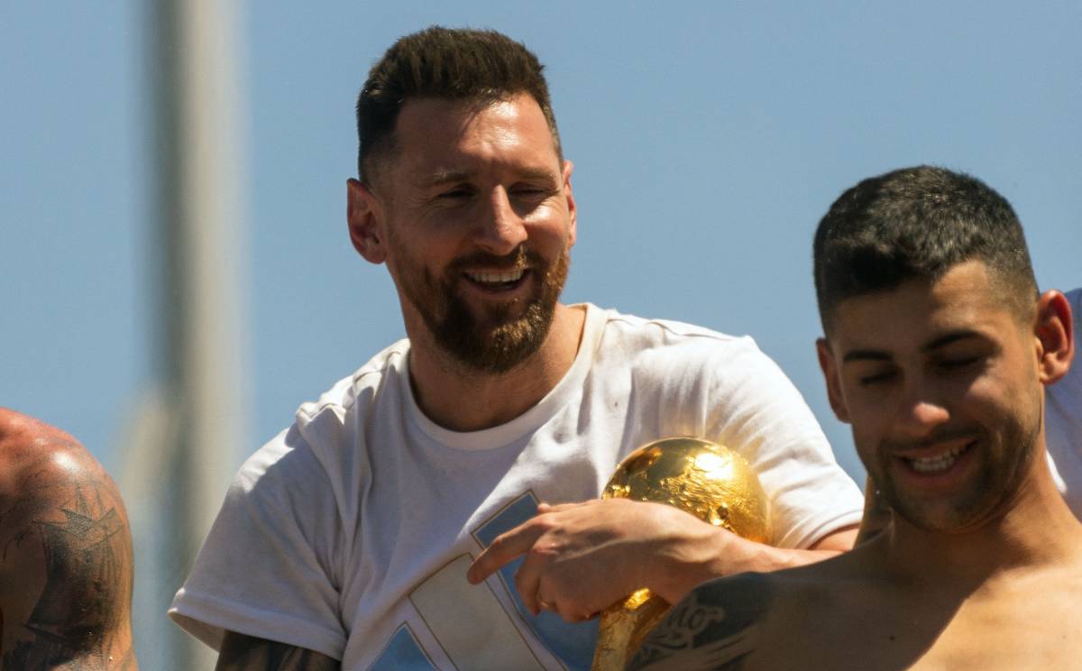 Lionel Messi celebrates the FWC title