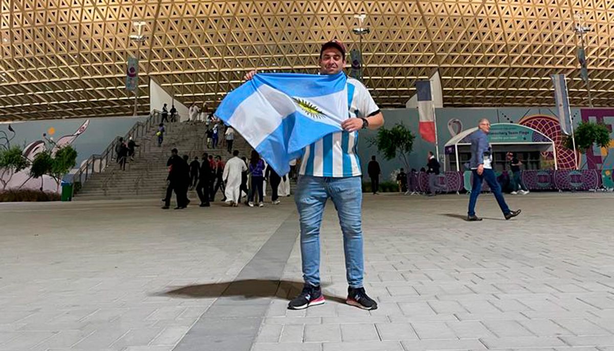 Emiliano posa con la bandera argentina