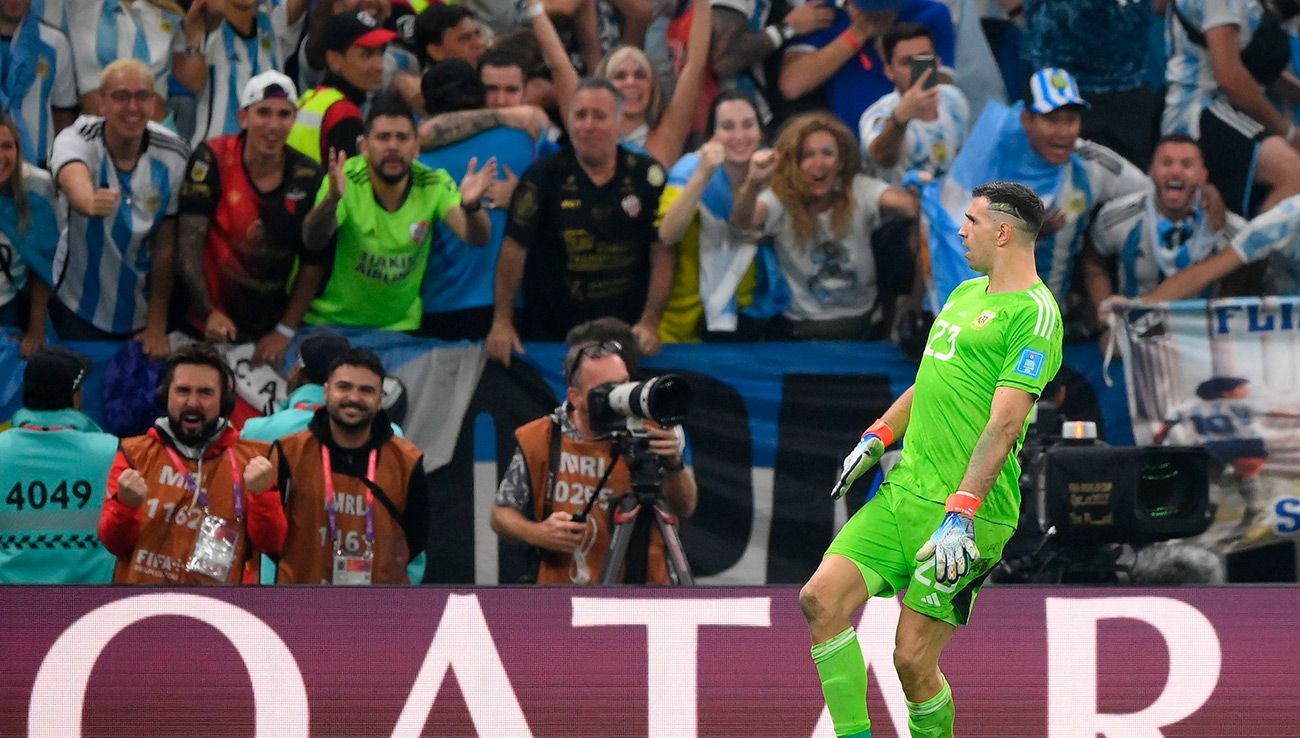 Dibu Martínez durante la tanda de penaltis ante Francia