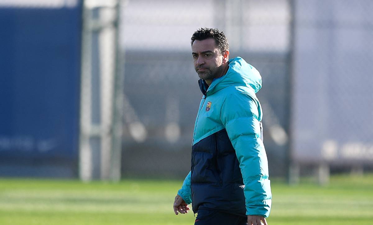 Xavi aheads a Barça training session