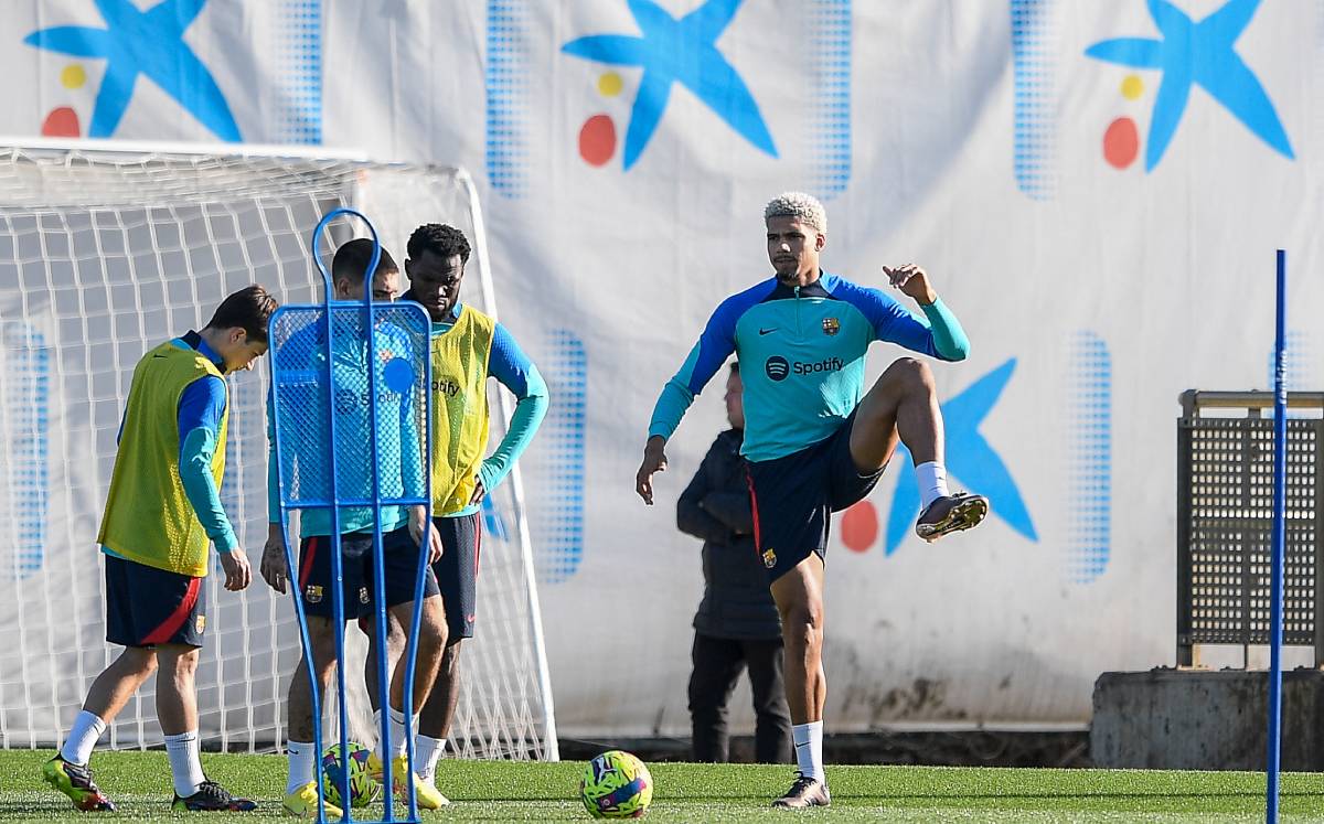 Ronald Araújo se entrena con el Barça