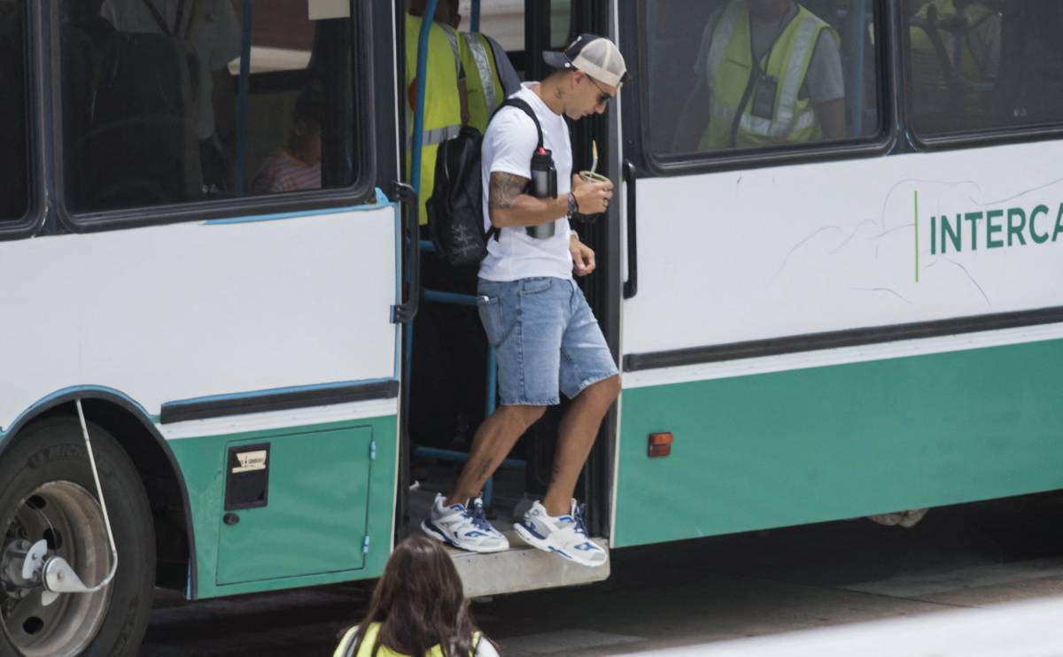 Uruguay's Luis Suarez steps off a bus upon arrival at Islas Malvinas international airport in Rosario