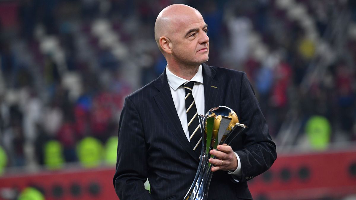 Gianni Infantino con el trofeo del Mundial de Clubes